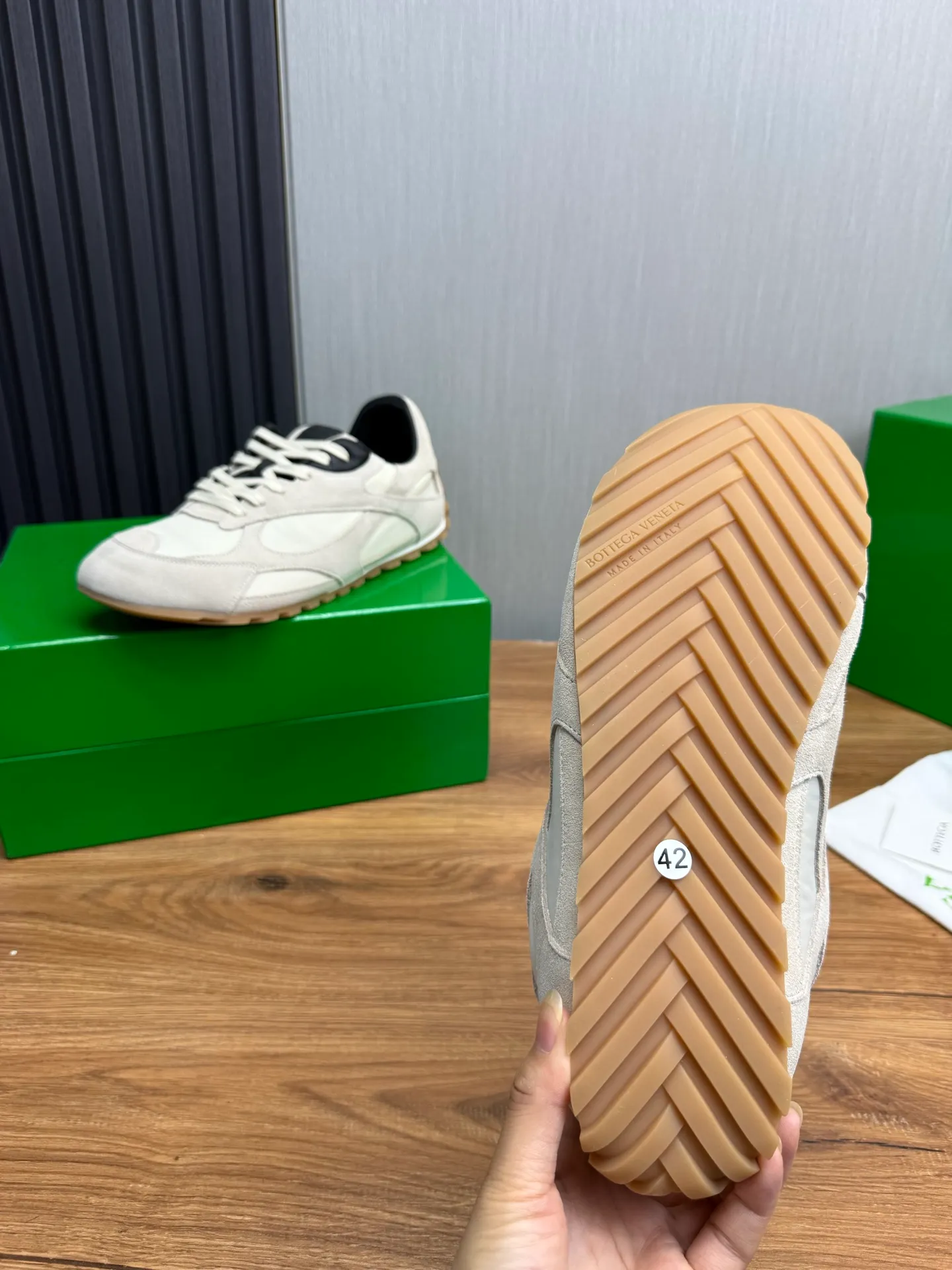 Men's men's shoes💰540💰 Bottega Veneta｜BV's new Forrest Gump shoes. Dexun shoes🩷💚 Sneaker technology nylon and suede, inspired by retro sneakers, light, comfortable, breathable and essential item. Original wear-resistant and non-slip rubber outsole❕❗️ Size: Female 35-40 (40 is custom-made and cannot be returned) Male 39-45 (45 is custom-made and cannot be returned or exchanged)